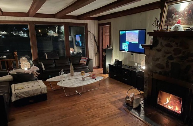 Waterfront cottage 1 hour from Montreal