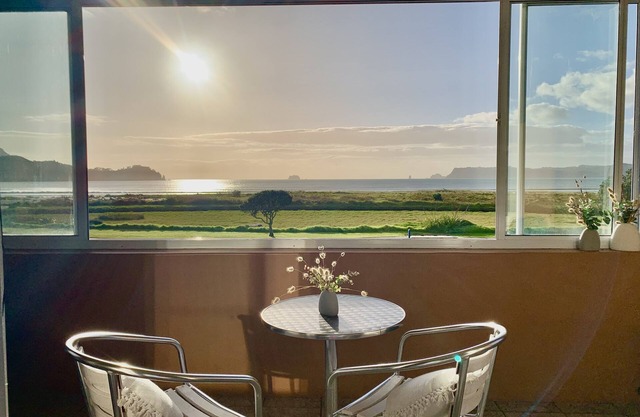 Waterfront fabulous view, spacious studio, heated pool & 10 mins walk into town.