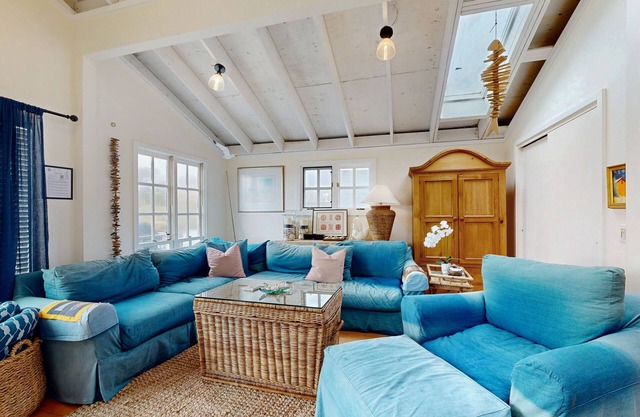 Waterfront home with views of the mountains and Salmon Creek - dogs welcome