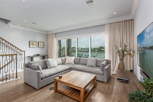 Waterfront Oasis 3 BR/4 beds~3 min walk to beach.