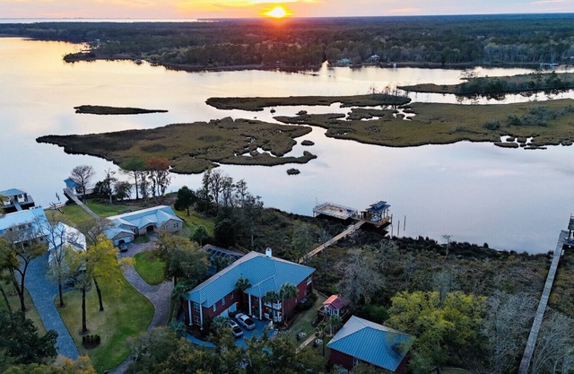 Waterfront Property w/Pool & Dock