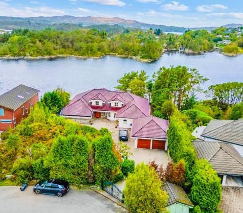 Waterfront Villa w/Boat&kayaks. 15min from Bergen