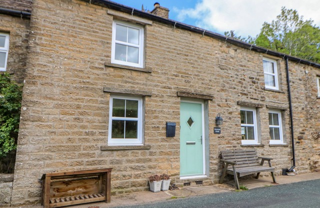 WAYSIDE FARM, pet friendly, character holiday cottage in Muker