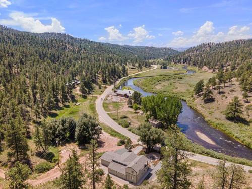 Welcome! 4 bedroom (6 bed) 3 bath River House