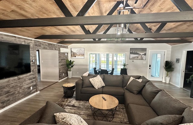 Welcome to HoneyScape - Newly Renovated 5 Bedroom Cottage