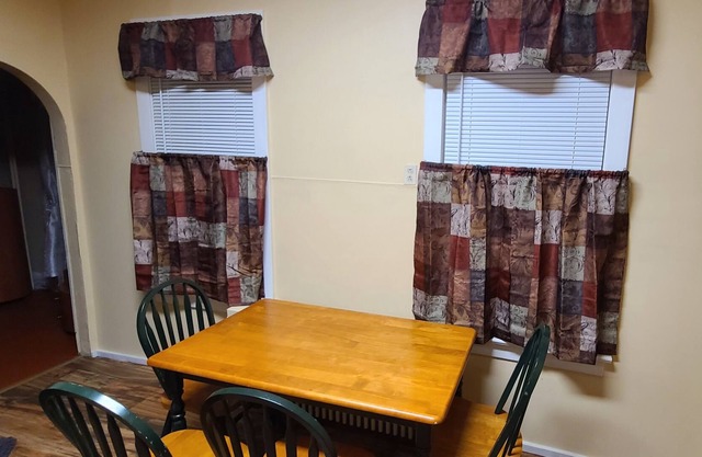 Welcoming home like apartment, safe and quiet neighborhood. Full kitchen setup.