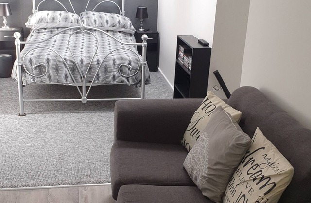 Welsh/Shropshire border Pant, Brand new Annex self contained private entrance.