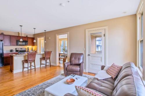 Westcott 2BR 3 Bed Apt in Mansion mins to SU JMA Dome