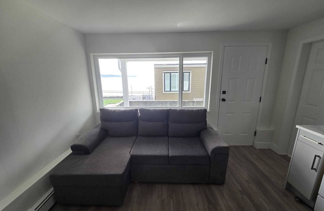 White Rock Beach Suite | Oceanfront suite + Free Parking