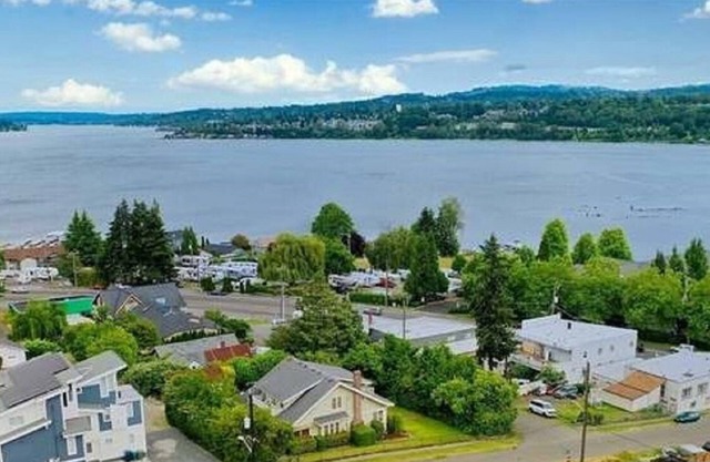 White Serenity w/Water View: Spacious 4BR+ Bonus RM/3BA by Seattle/Renton/Seatac