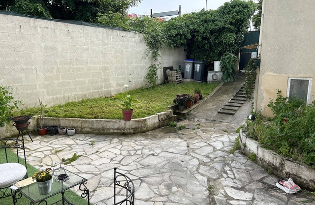 Whole house with garden