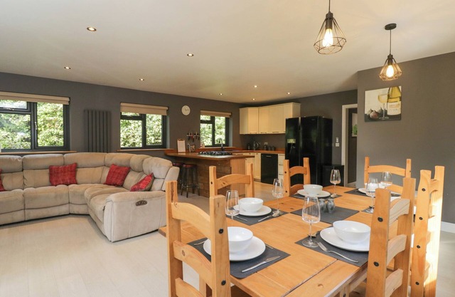 WILLOW COTTAGE, pet friendly, with a garden in Whiteparish