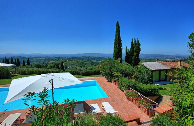 Wonderful private villa with pool, WIFI, A/C, balcony and panoramic view, close to Greve In Chia.