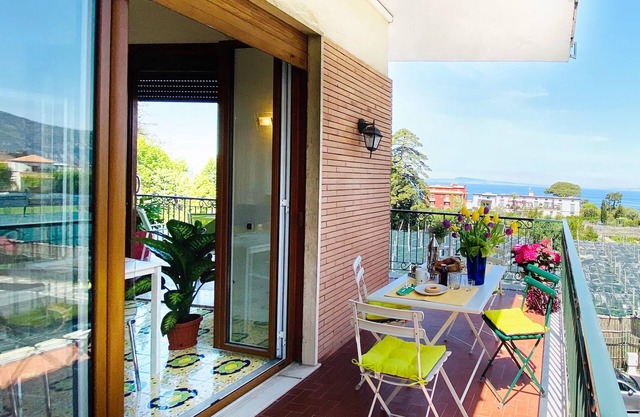 Wonderful family apt with terrace sea view in Sorrento center near the beach