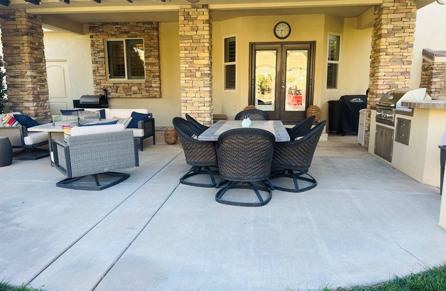 Wonderful large family home, pool, hot tub, outdoor kitchen, Bear Claw Poppy