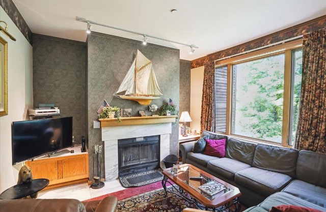 Wonderful One bedroom condo located in Highridge Condominiums J6