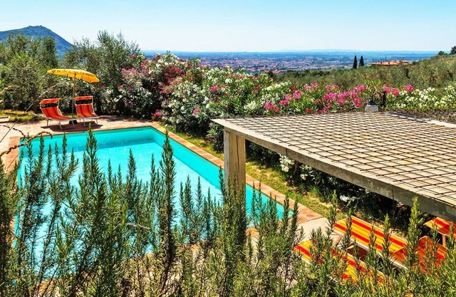 Wonderful private villa with private pool, WIFI, A/C, hot tub, TV, patio and pets allowed