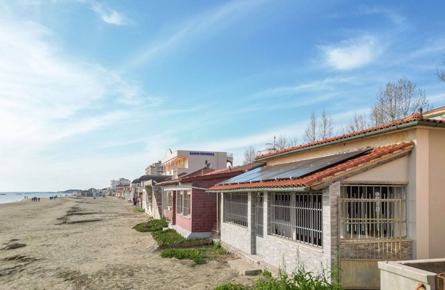 Wonderful private villa for 6 people with WIFI, A/C, balcony and pets allowed