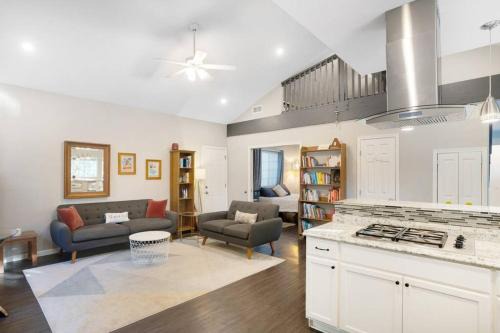 Wonderland Retreat - Near Downtown, Free Parking