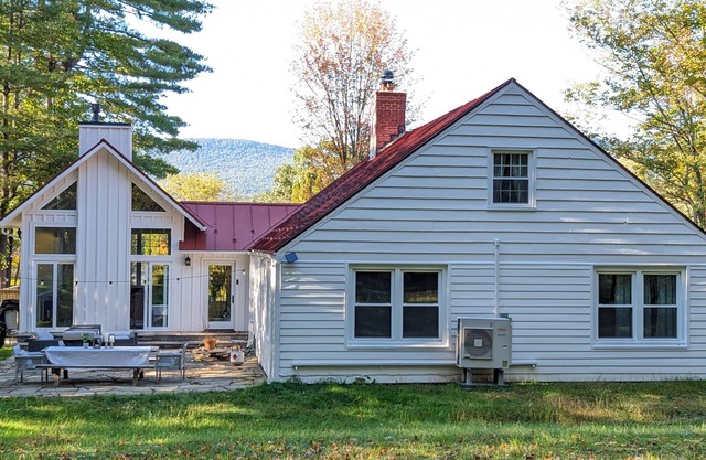 Woodstock walk to town, entire home and property to yourself, mountain views.