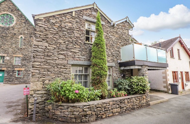 WORKSHOP COTTAGE, pet friendly in Bowness-On-Windermere