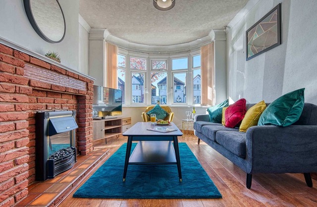 Xclusive Living Close to NEC, Free WiFi, Netflix, Parking, Sleeps 5, 3 Bedroom H