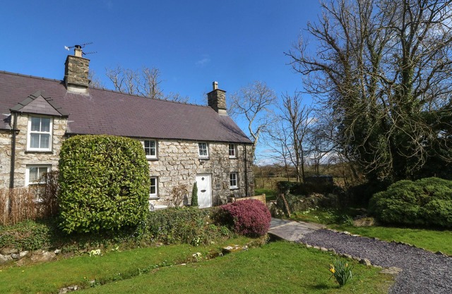 Y BWTHYN TY DU, pet friendly, character holiday cottage in Pwllheli