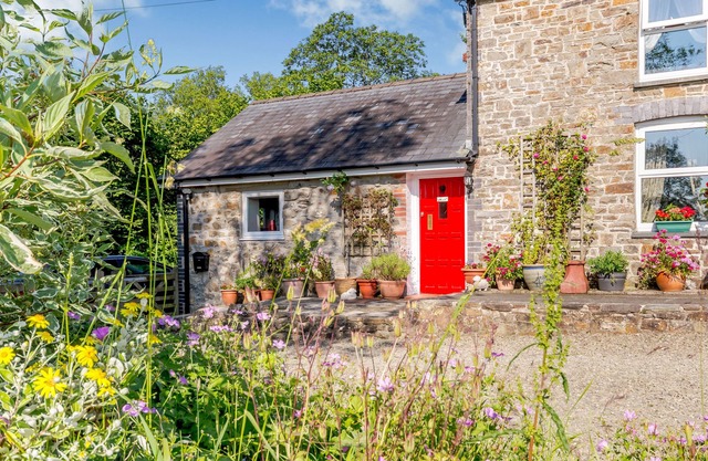 Y CWTCH, pet friendly, character holiday cottage in Llanybydder