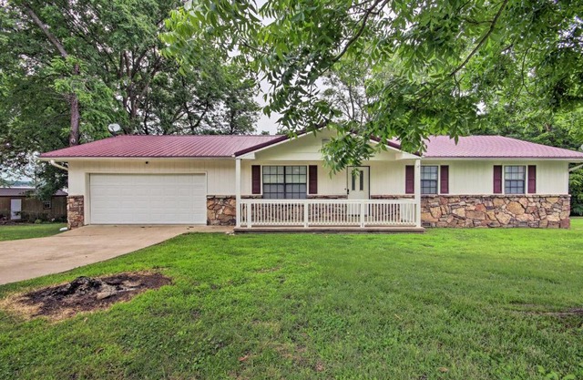 Yard and 15 Boat Slip Waterfront Grove Getaway
