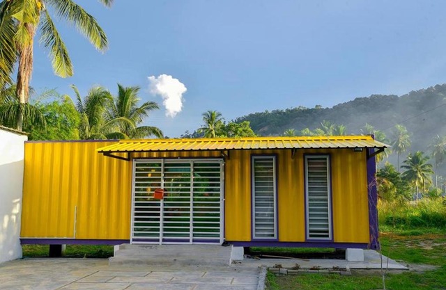 Yellow Cube at Lumut Cube Homestay Kontena