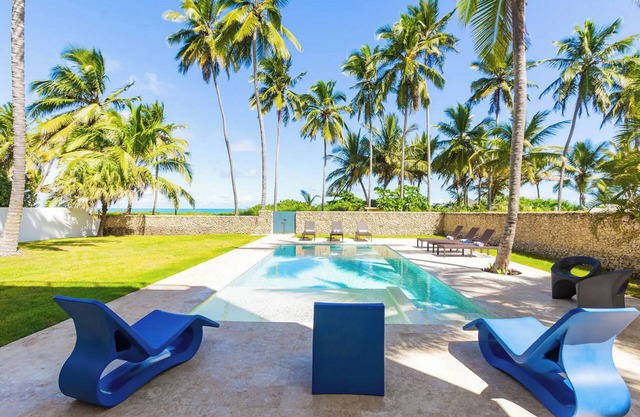 You'll never want to leave! Beachfront Villa with Stunning Sea Views