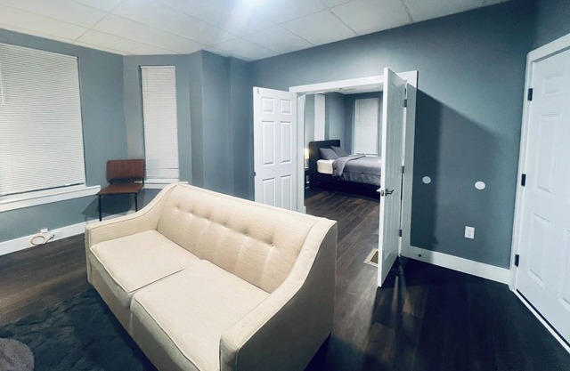 Your Cozy, Commuter-Friendly 1BR