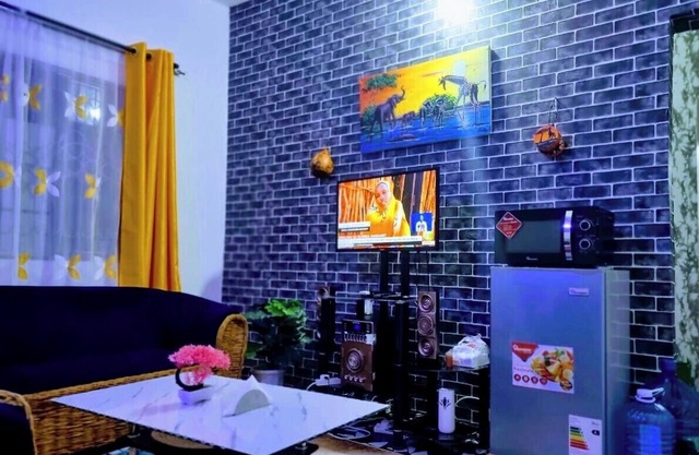 Your cozy home, away from home - a 7-minute drive/ride to the beach!