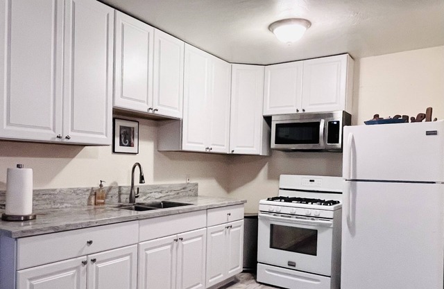 Your Home Away From Home! 10 Minutes to San Diego! Wifi, Kitchen, PetsOK, 1br.