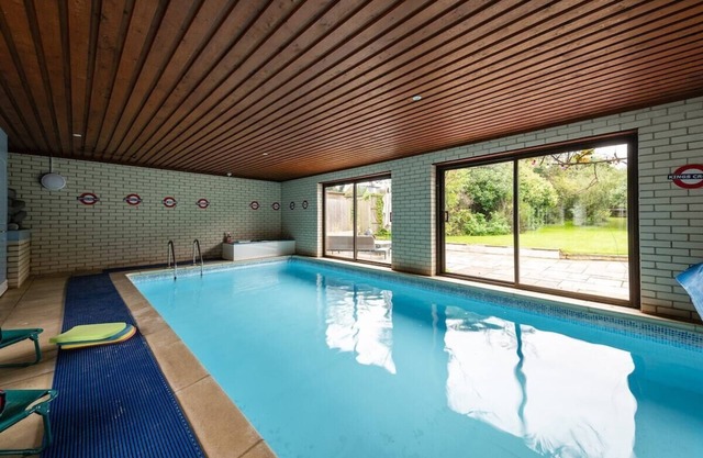 Your Own Private Pool House - Cambridge - Sleeps 9