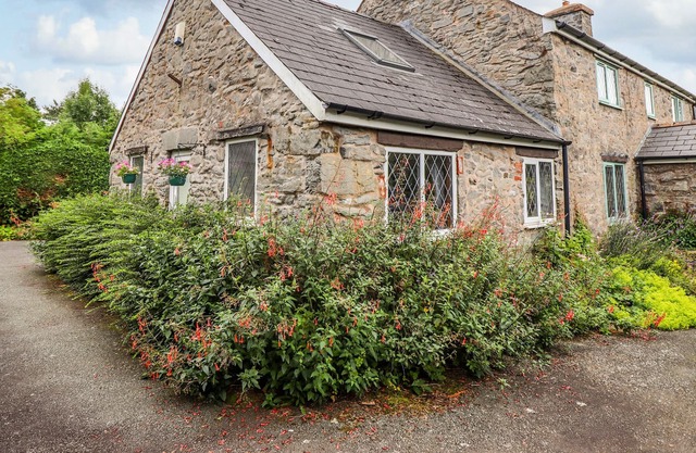 YR HEN EFAIL, pet friendly, character holiday cottage in Llangadfan
