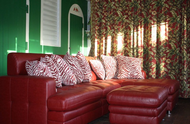 Zoni Retreat/Secluded One Acre near Zoni Beach/AC/Wi-Fi/Sat TV