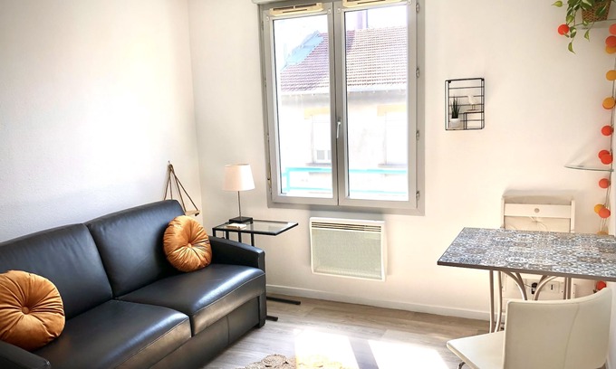 Fontaine Apartment | Élégant Studio Proche Tram, Parking Sécurisé