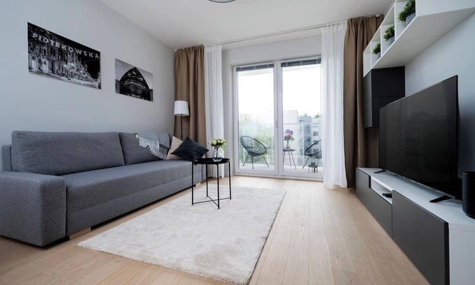 Baluty Apartment | Łódź Manufaktura - Balcony & Workspace - by Rentujemy