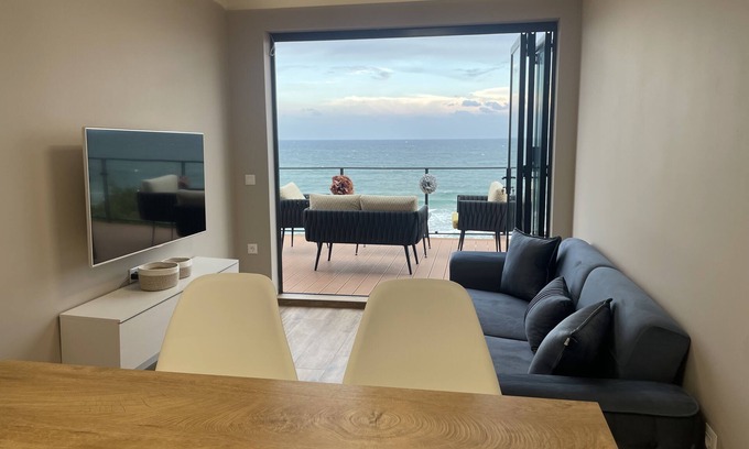 Osenovo Apartment | Ако искате да се наслаждавате на морските вълни на 1-ва линия на плажа .