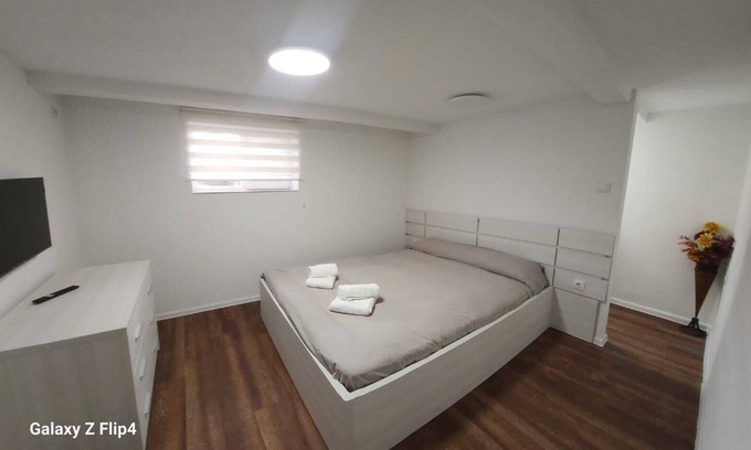 Petrich Apartment | Имаме Епископската базилика и Статуята на Спартак 25км и 37км Мелнишки Пирамиди,