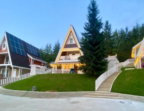 Bukovel Ski Chalet | Цілий триповерховий будинок FREEMAN-3 над річкою з альтанкою та грилем