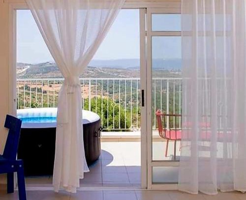 Yodfat Villa | מול הים - דירה קסומה עם ג'קוזי, מרפסת ונוף פנורמי לים