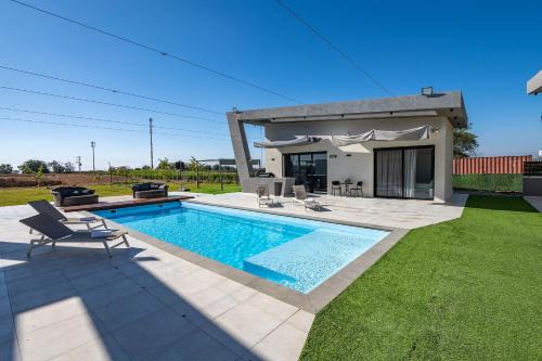 Sde Tzvi Cabin | נופש Eylim -וילה מהממת עם 3 סוויטות ובריכה פרטית מחוממת