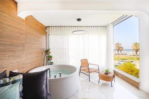 Haifa Apartment | צימר על הים גקוזי ואירוח איכותי Oceanfront Beach House W Jacuzzi
