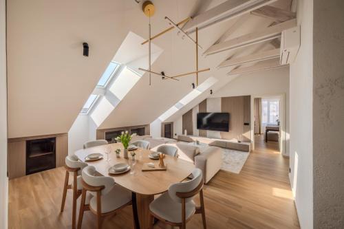 Kaunas Apartment | ᴄᴏʜᴏsᴛ I 2BD Penthouse Luxury-Designer Apt, CityCenter