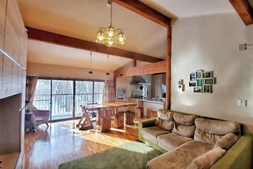 Nagano Ski Chalet | 『一軒丸々貸切』徒歩5分圏内カフェ 自然を満喫 Modern Ski Chalet +WiFi & 5min walk to cafes.