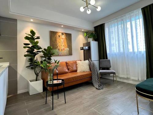 Xuhui Apartment | 交通大学站 近武康大楼 魔都摩登复古两居 有电梯 朝南阳光超好