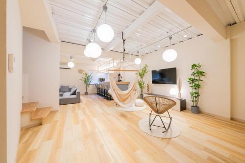 Tsuruhashi Villa | 家族で楽しめる大きなお風呂 ハンモック プロジェクター 寝室5つ バスルーム3つ