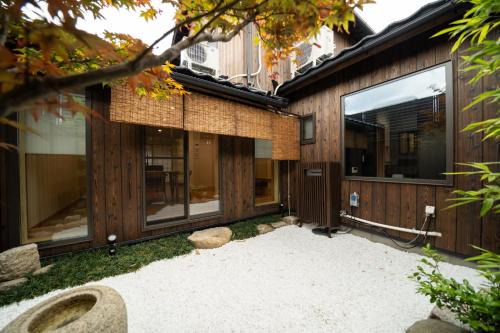 Fushimi House | 御屋 荷
